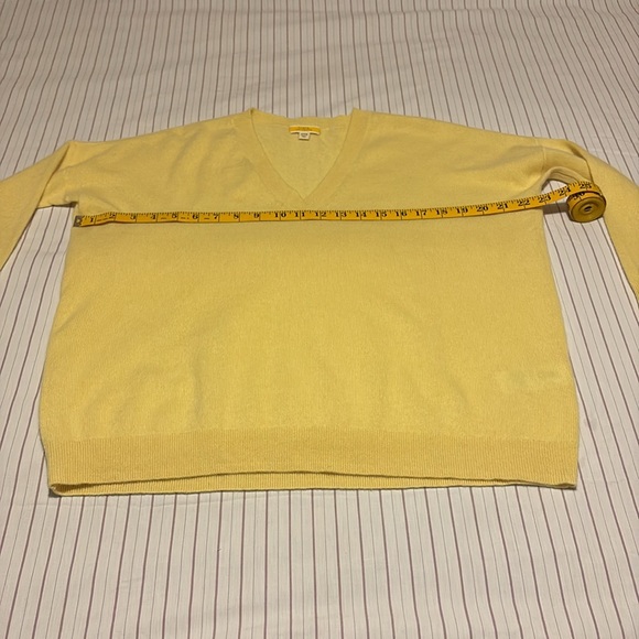 Light yellow J. Crew cashmere sweater oversized fit - Picture 7 of 9